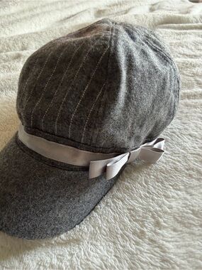 GAP Grey Newsboy Lined Cap with Elastic Back and Silver Bow